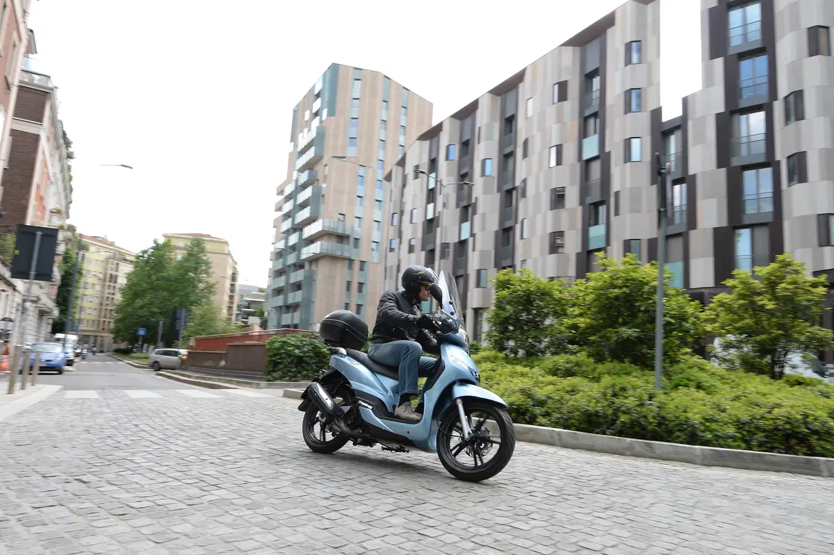 Peugeot Tweet Double Black e Paris (5)