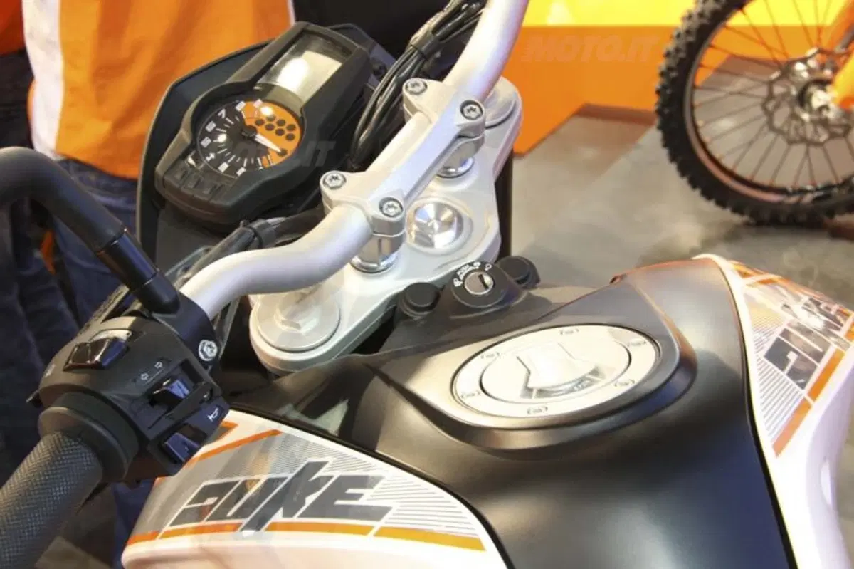 KTM 690 Duke e 200 Duke