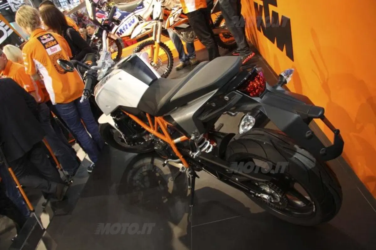 KTM 690 Duke e 200 Duke (2)