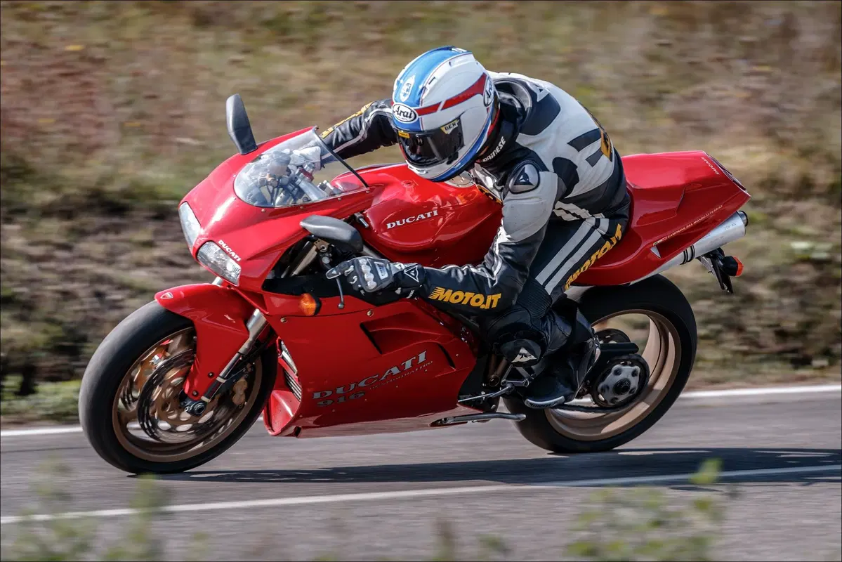 Ducati 916 TEST Youngtimer: il mito degli anni 90 (5)