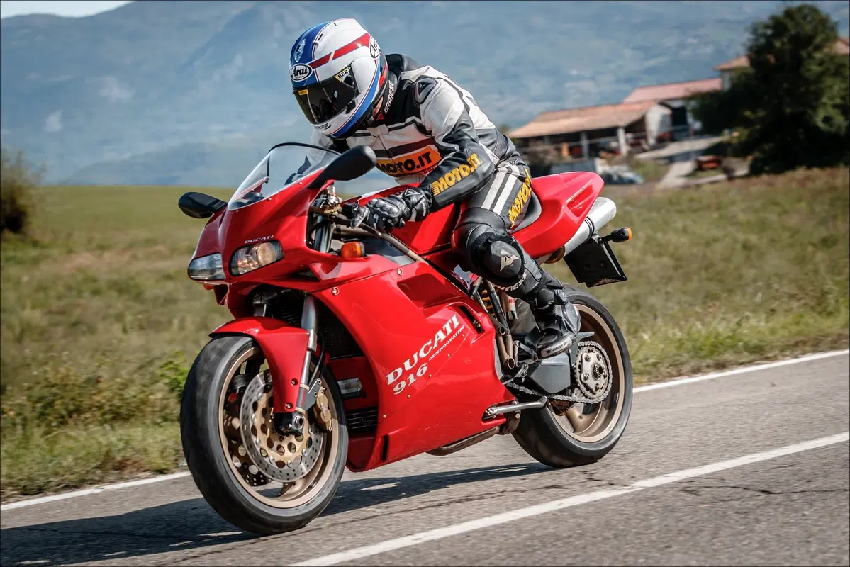 Ducati 916 TEST Youngtimer: il mito degli anni 90 (7)