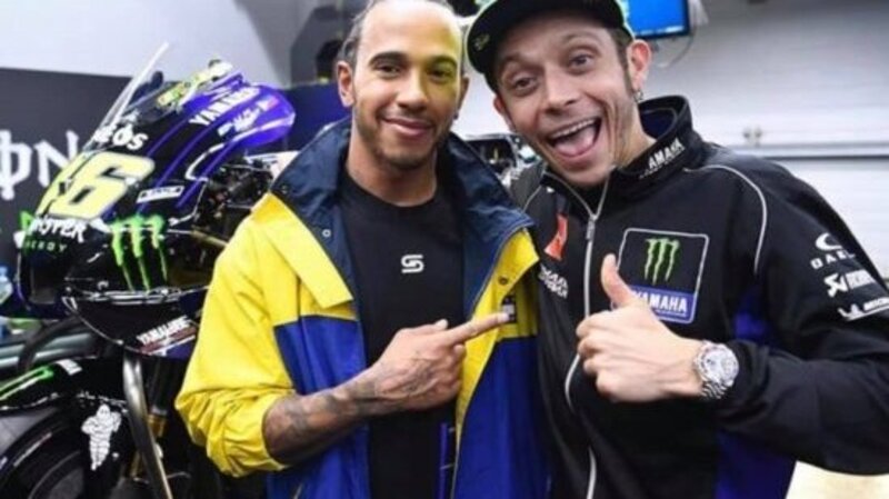 Valentino Rossi sulla Mercedes di Hamilton. E Lewis sulla Yamaha M1. In arrivo la sfida tra &ldquo;big&rdquo;
