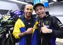 Valentino Rossi sulla Mercedes di Hamilton. E Lewis sulla Yamaha M1. In arrivo la sfida tra “big”