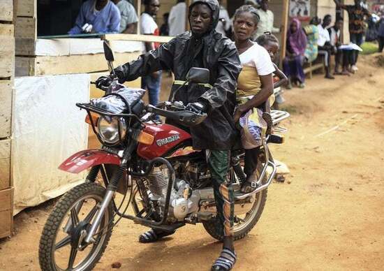 Germain Kalubenge: il motociclista eroe che salva dall'Ebola