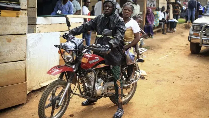 Germain Kalubenge: il motociclista eroe che salva dall'Ebola