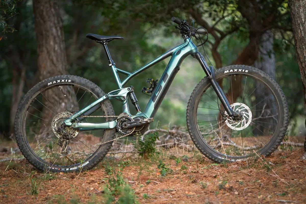 Test GT Force AMP, l’eBike con i piedi per terra
