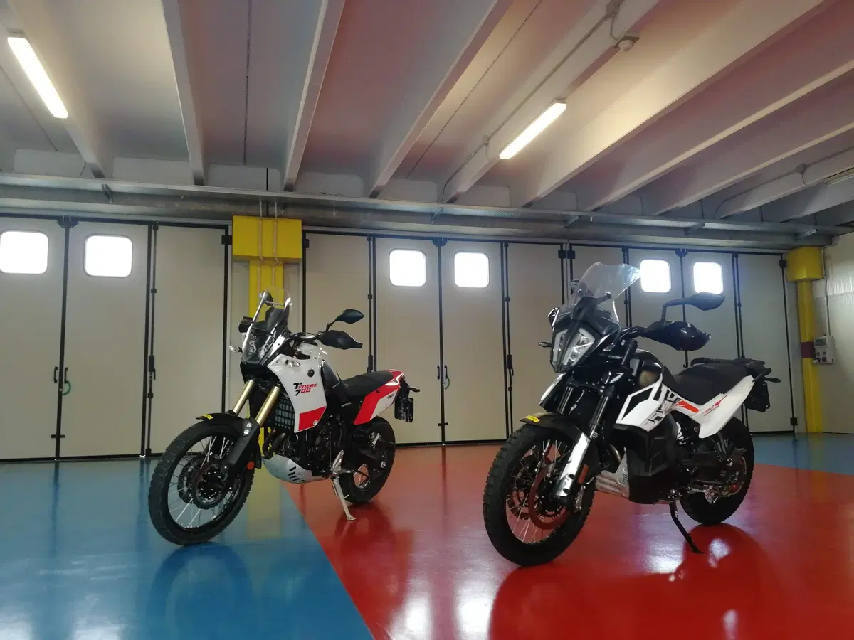 Sfida in pista a 200 km/h: Yamaha Ténéré 700 vs KTM 790 (2)