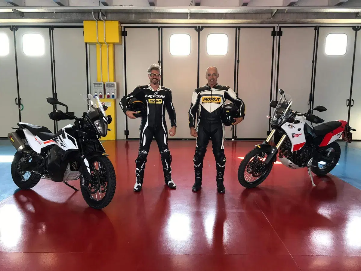 Sfida in pista a 200 km/h: Yamaha Ténéré 700 vs KTM 790