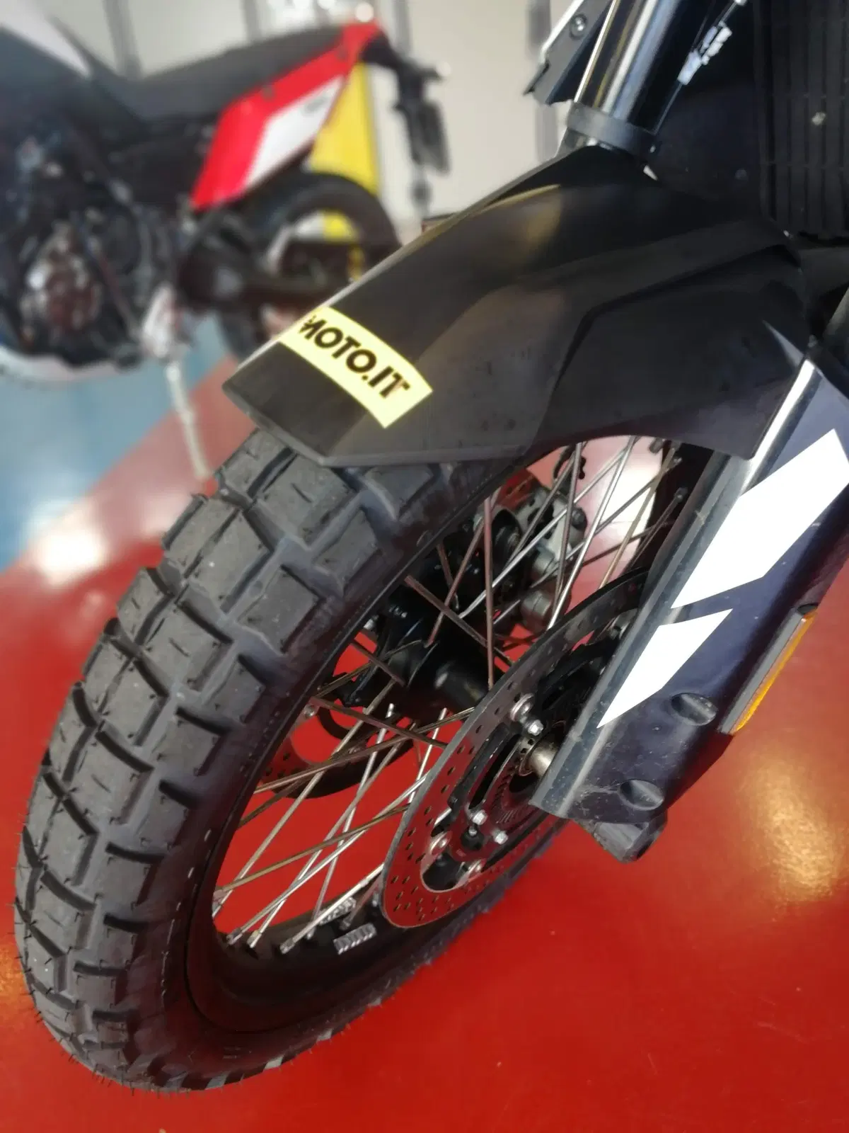 Sfida in pista a 200 km/h: Yamaha Ténéré 700 vs KTM 790 (4)