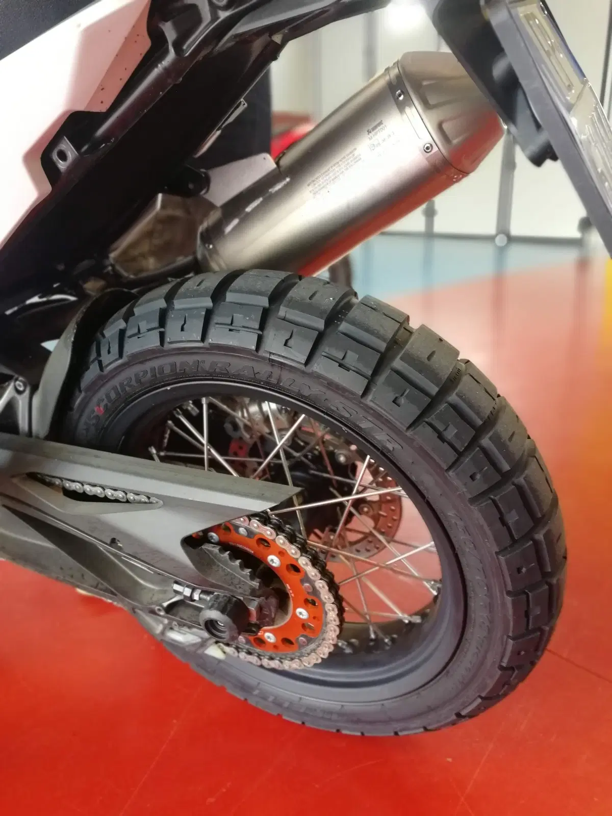 Sfida in pista a 200 km/h: Yamaha Ténéré 700 vs KTM 790 (5)