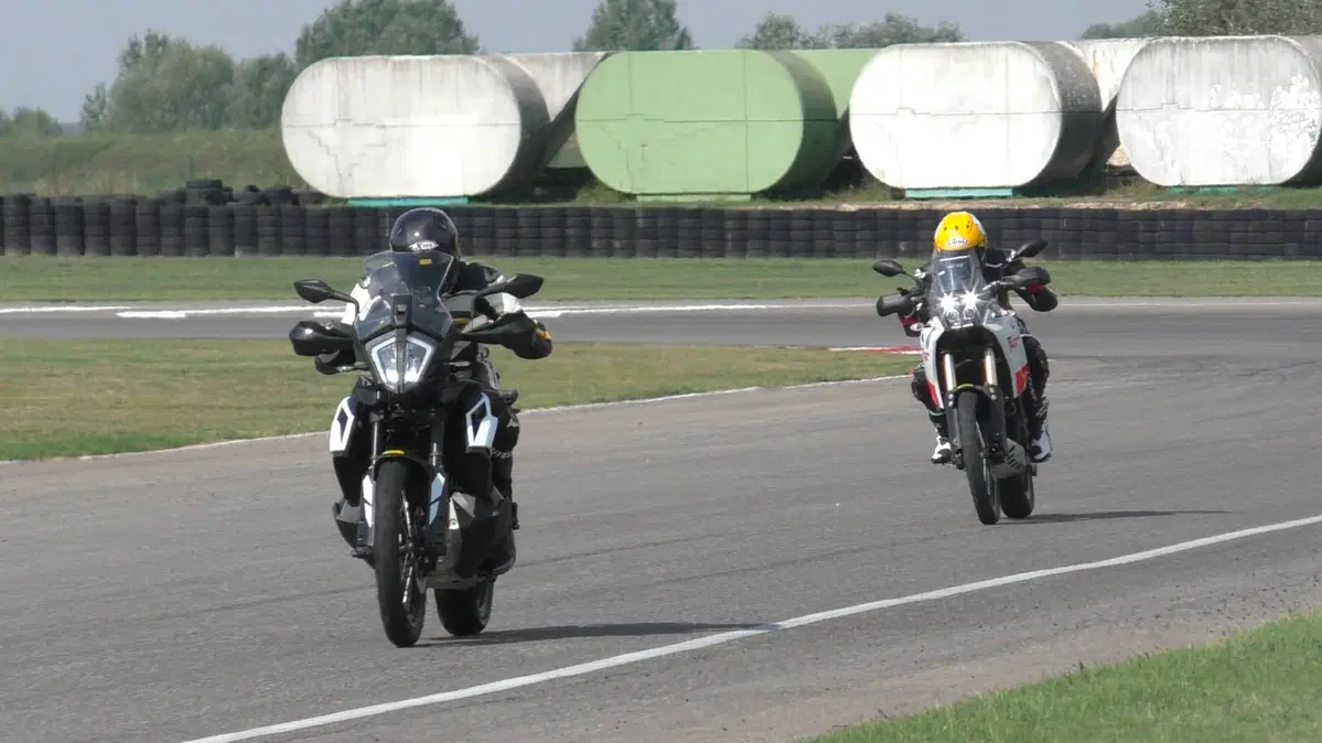 Sfida in pista a 200 km/h: Yamaha Ténéré 700 vs KTM 790 (6)