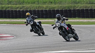 Sfida in pista a 200 km/h: Yamaha T&eacute;n&eacute;r&eacute; 700 vs KTM 790