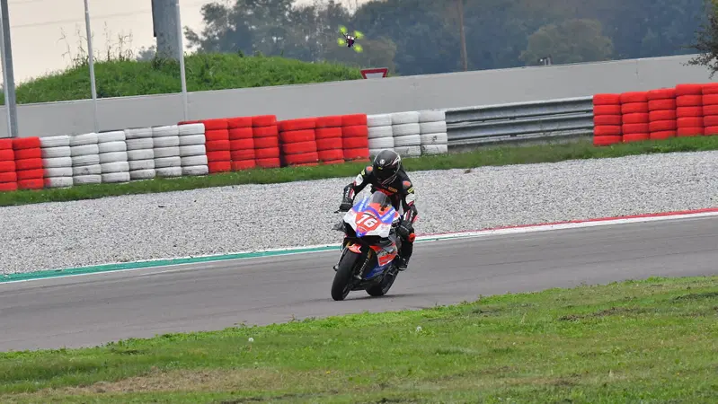 C'erano una Ducati Superbike, una pista e un drone molto speciale...