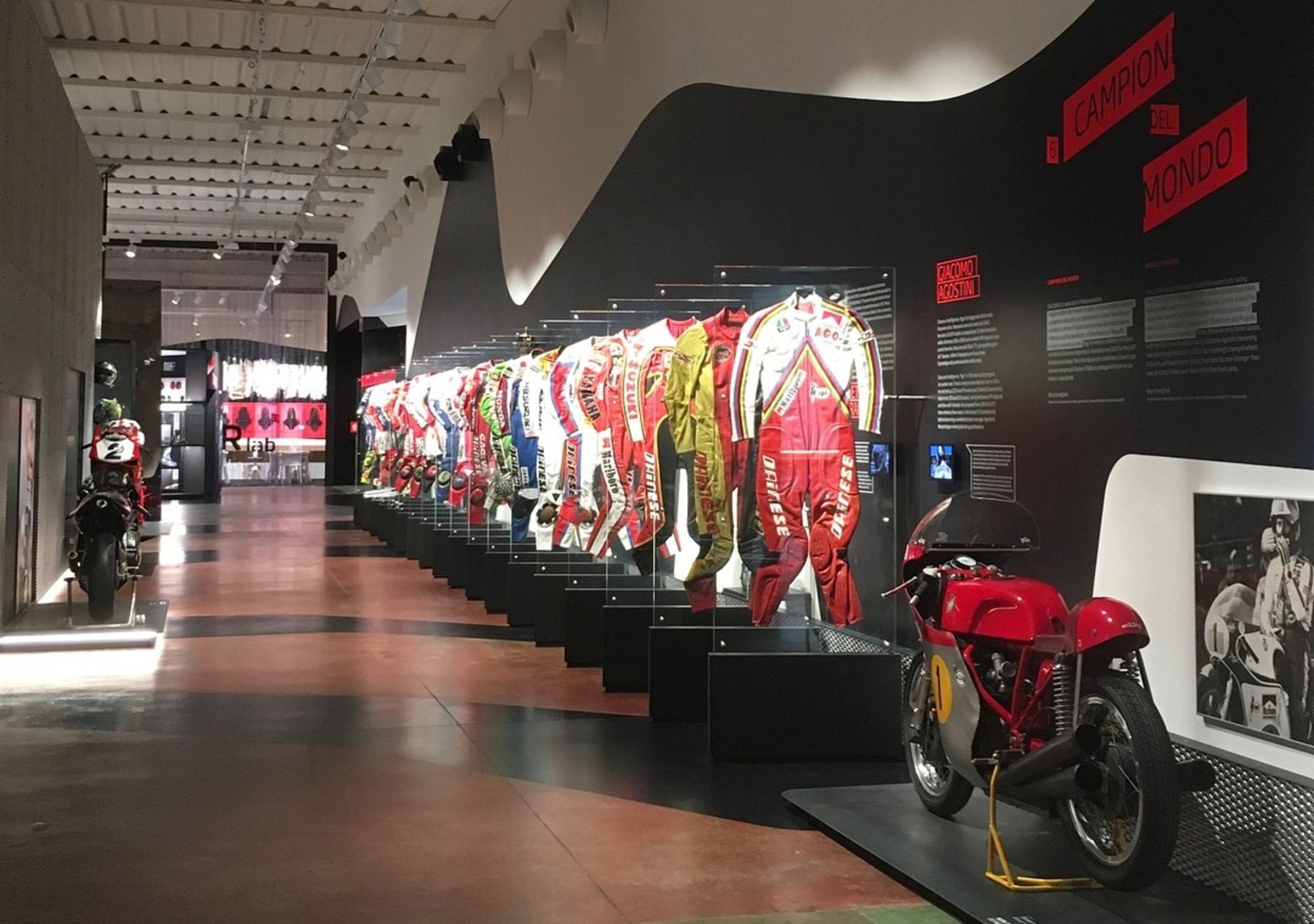 L'evoluzione delle tute di pelle in uno scorcio del Dainese Archivio