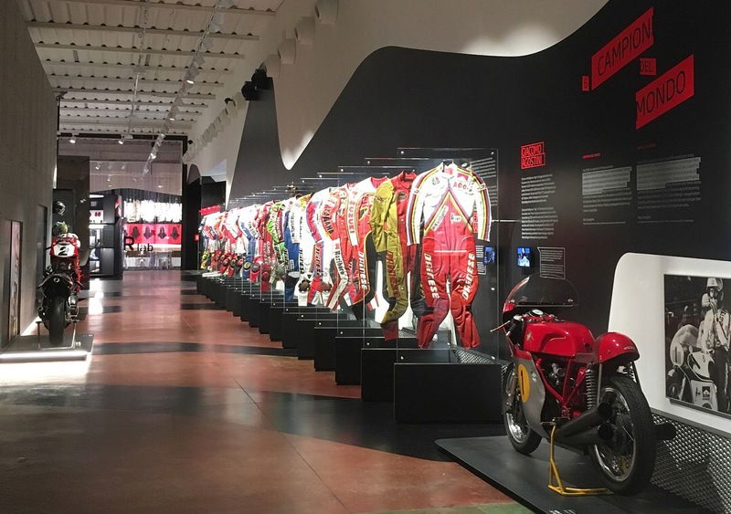 L&#039;evoluzione delle tute di pelle in uno scorcio del Dainese Archivio