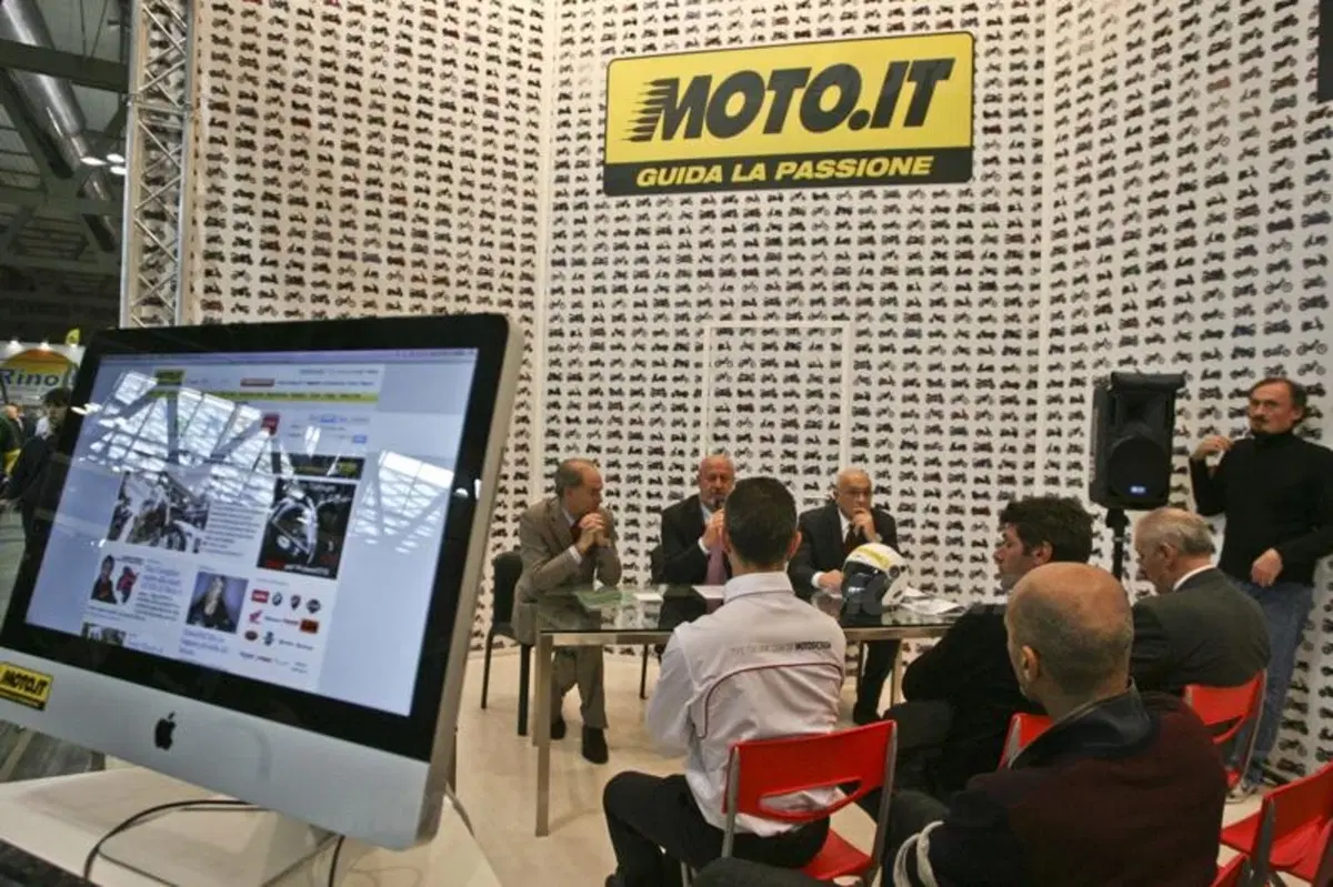 Arriva il casco elettronico (3)