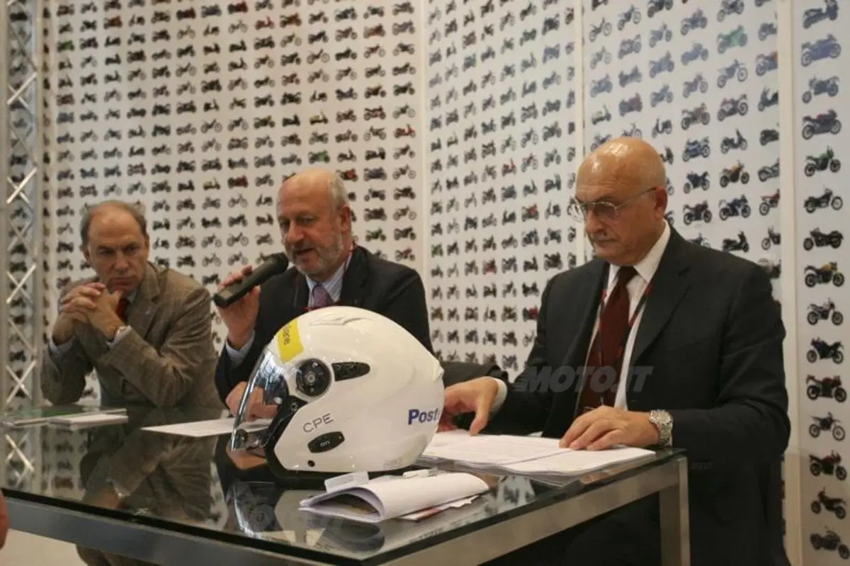 Arriva il casco elettronico (6)