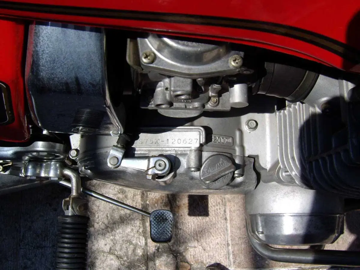 Suzuki GSX 750 (13)
