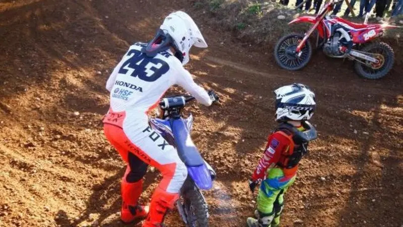 Tim Gajser aiuta un piccolo crossista