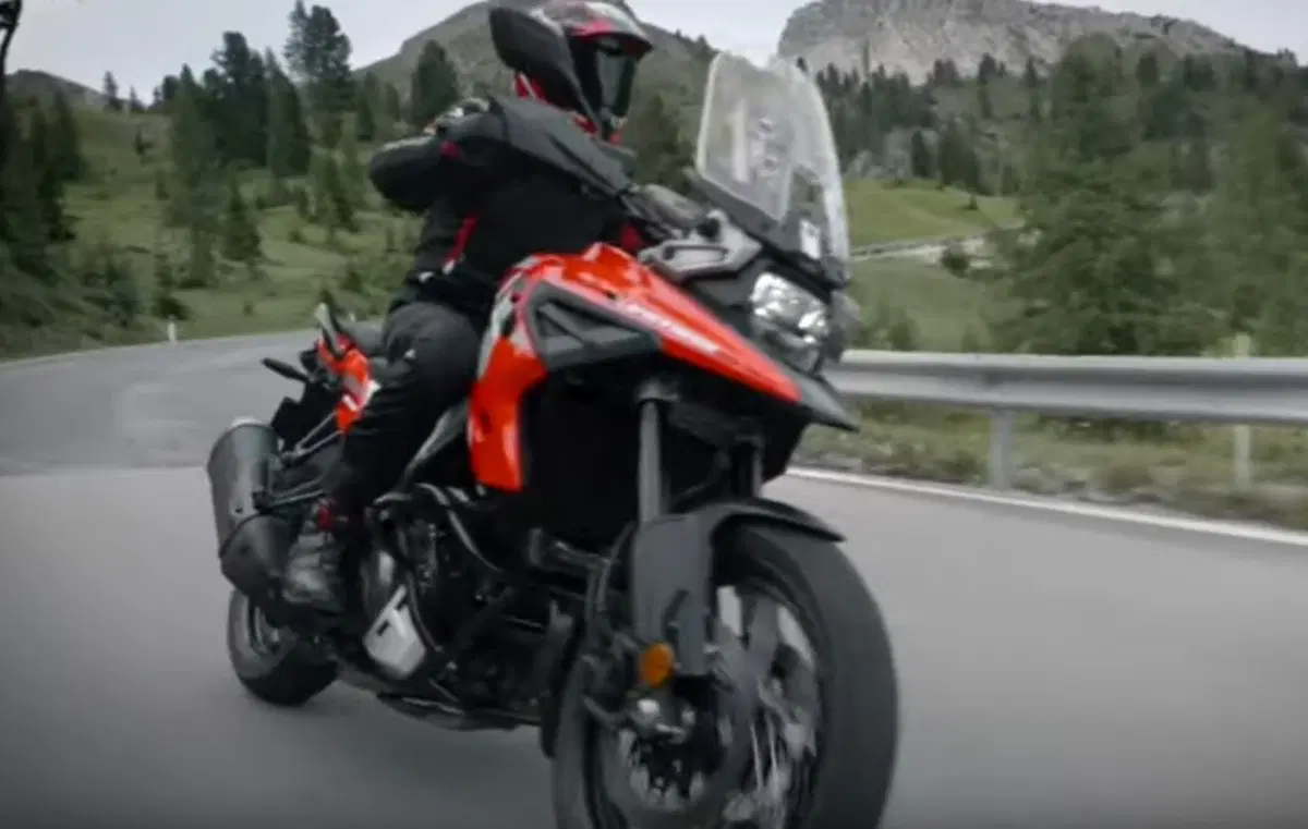 Ecco la nuova Suzuki V-Strom 1000: citazione della DR Big (2)