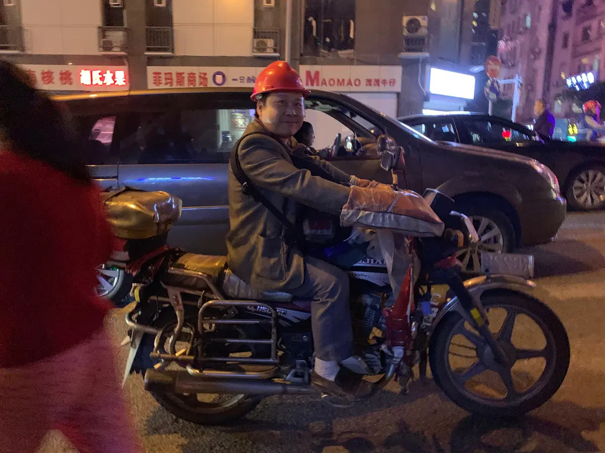 La fiera delle moto nella città (cinese) di Blade Runner (4)