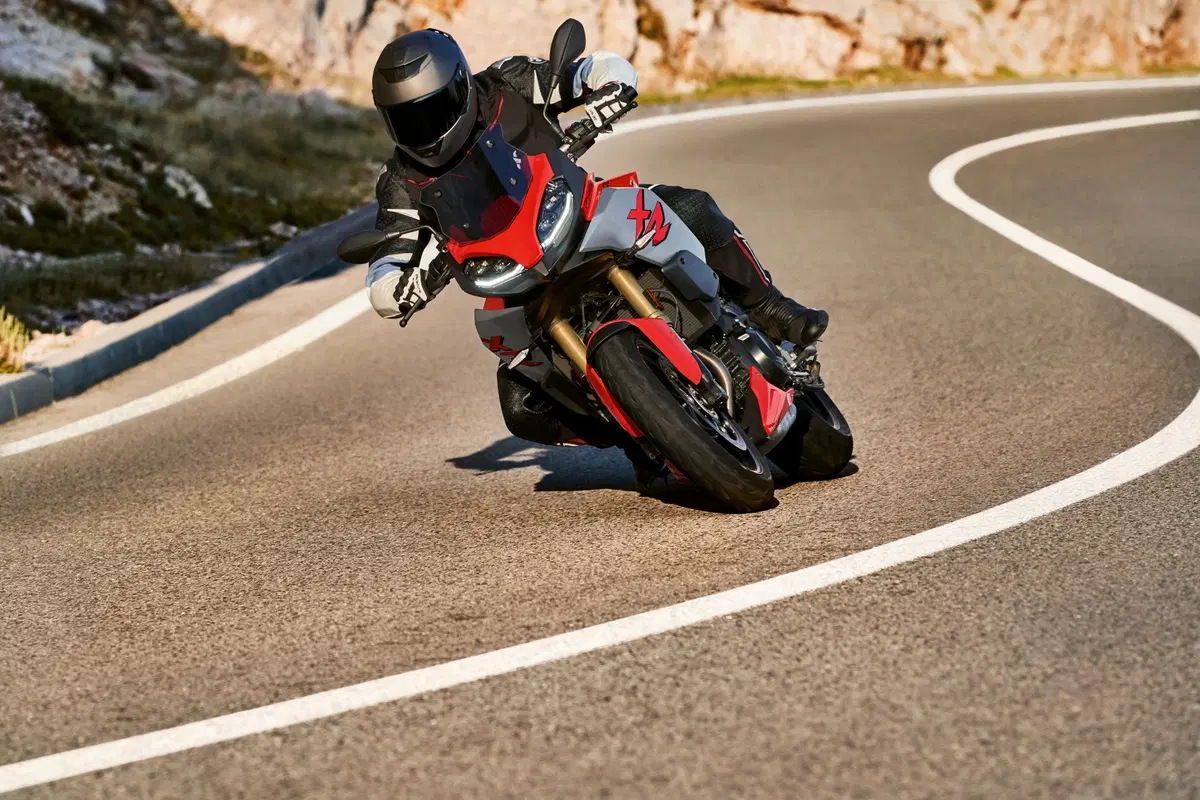 Nuova BMW F 900 XR a EICMA 2019: foto, dati e prezzi (3)