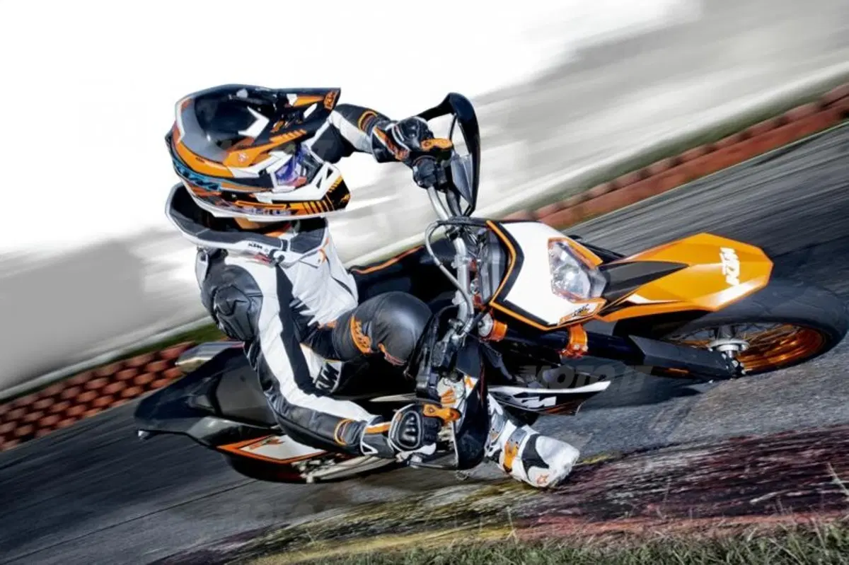 KTM 690 SMC R 2012  (3)