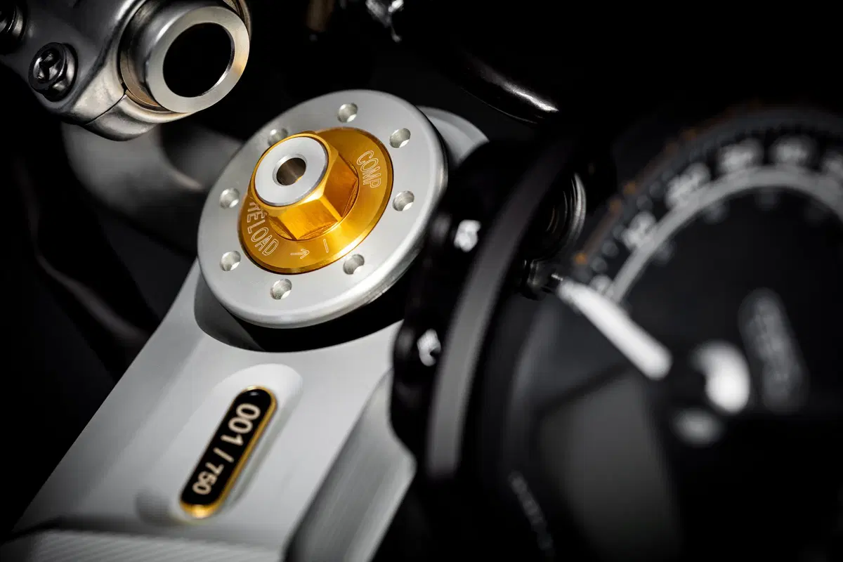 Nuova Triumph Bobber TFC a EICMA 2019: foto e dati  (24)
