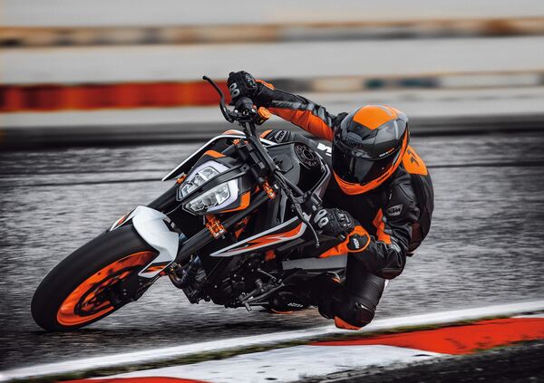 KTM 890 Duke R a EICMA 2019: video, foto, dati e prezzo