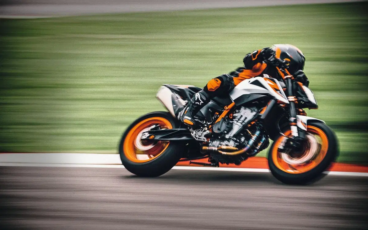 KTM 890 Duke R a EICMA 2019: foto, dati e prezzo (2)