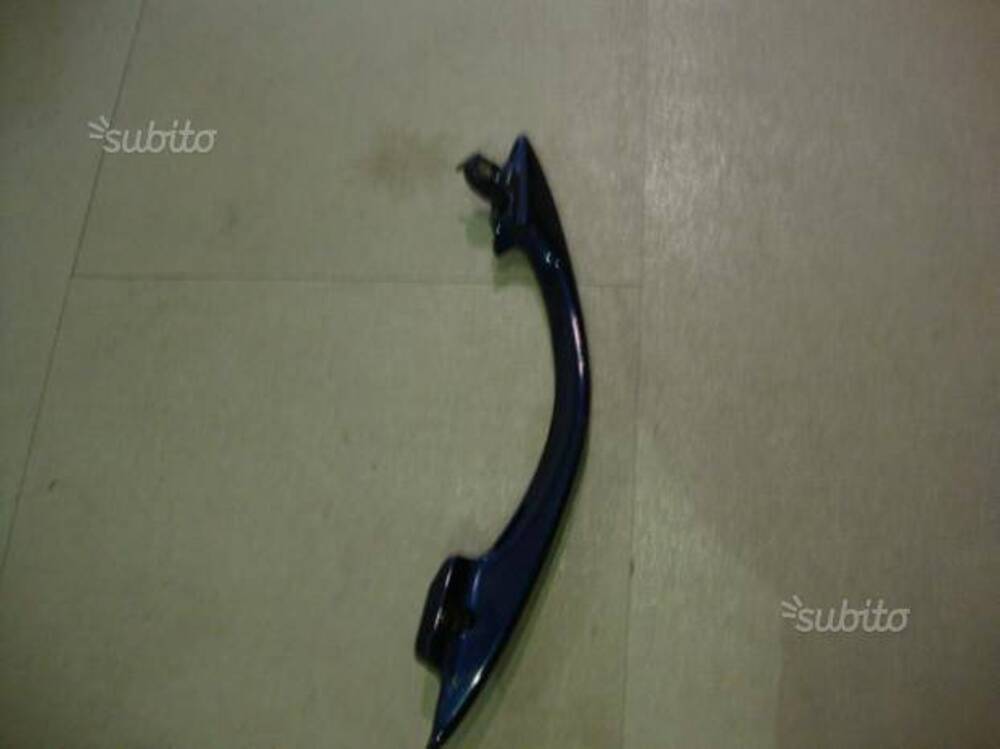 Maniglia passeggero dx suzuki burgman 400 2003 (2)