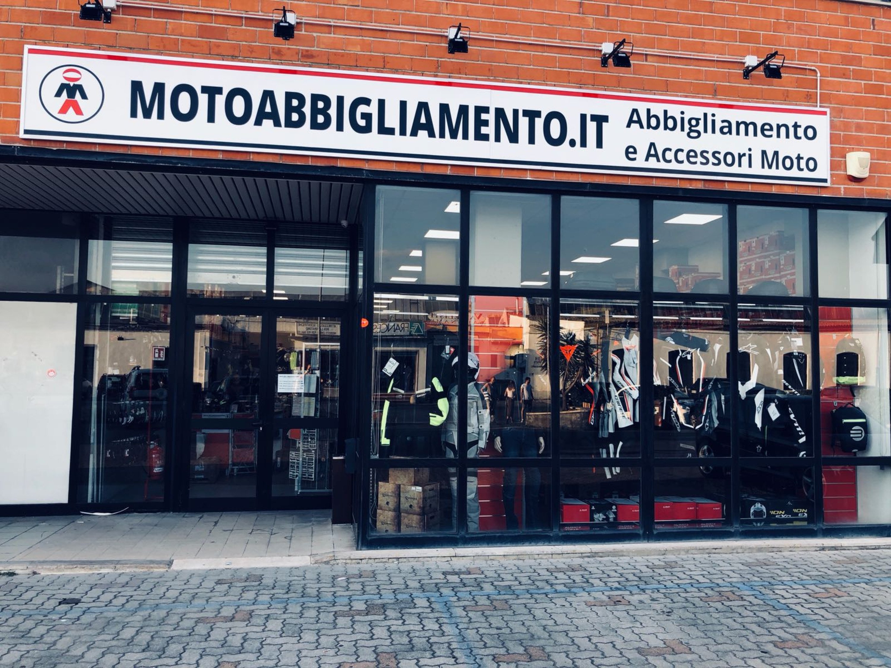 Motoabbigliamento.it inaugura un nuovo punto vendita a Torino
