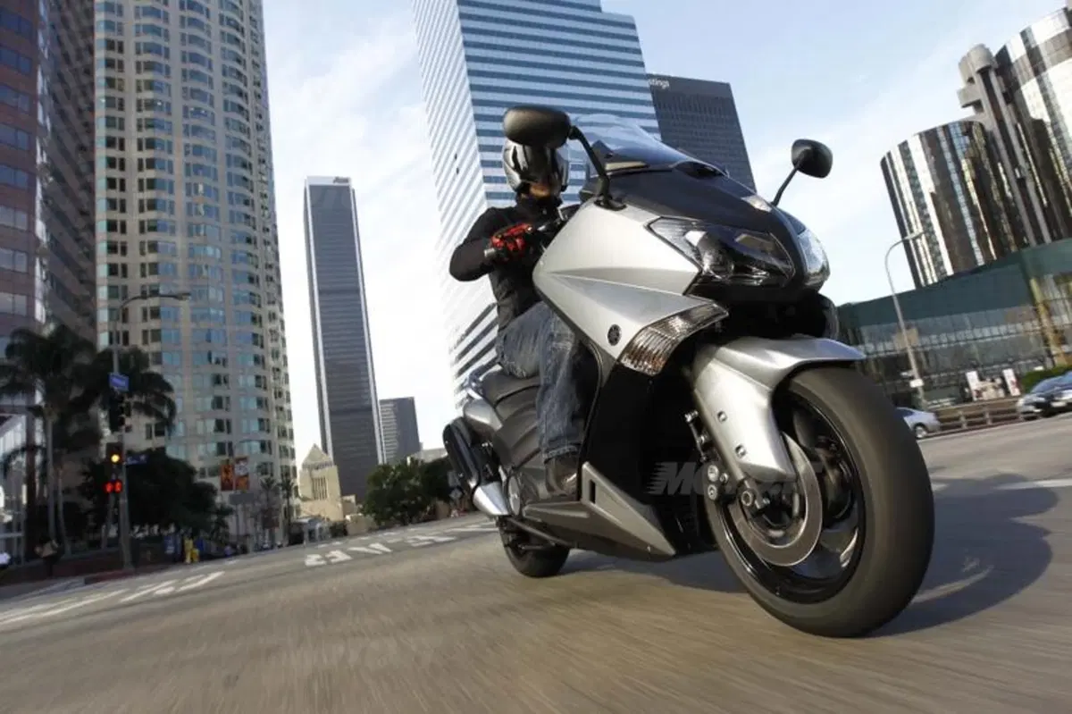 Yamaha TMAX 530  (2)