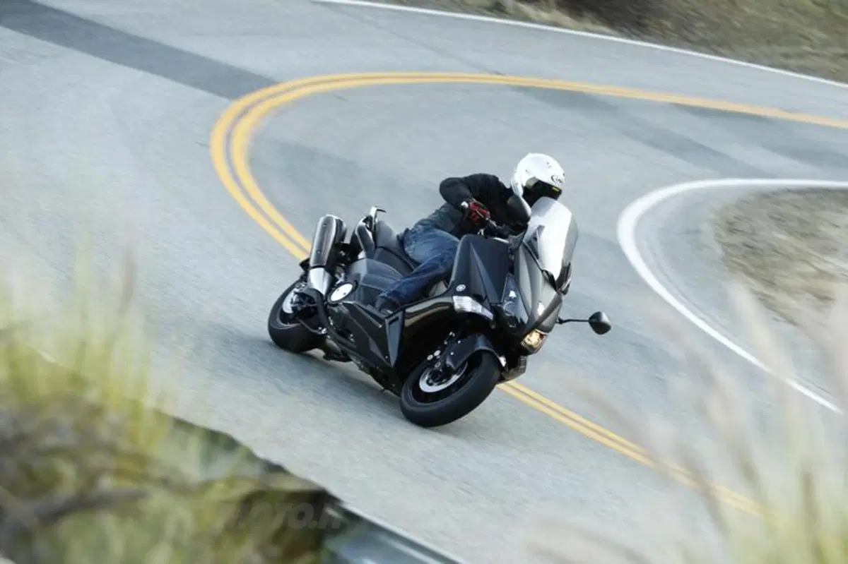 Yamaha TMAX 530  (15)