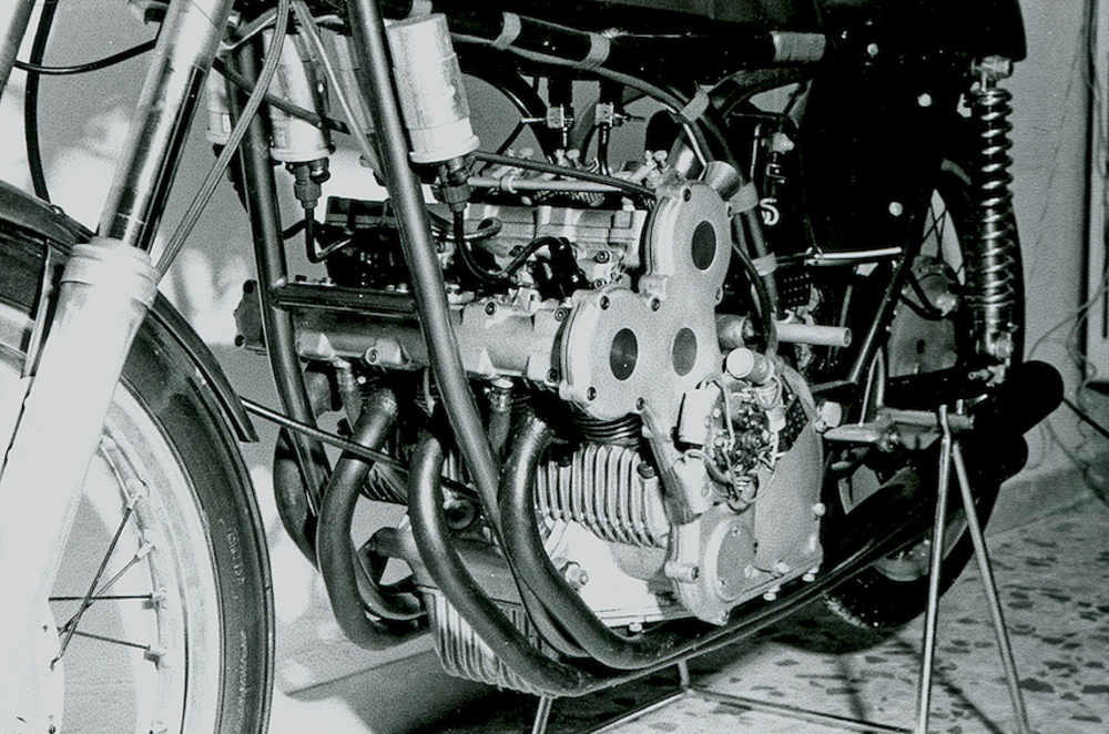 L&rsquo;ultima versione del quadricilindrico Ducati erogava 24 cavalli a poco pi&ugrave; di 15000 giri/min. I cilindri erano costituiti da fusioni singole. Si notino le quattro bobine di accensione