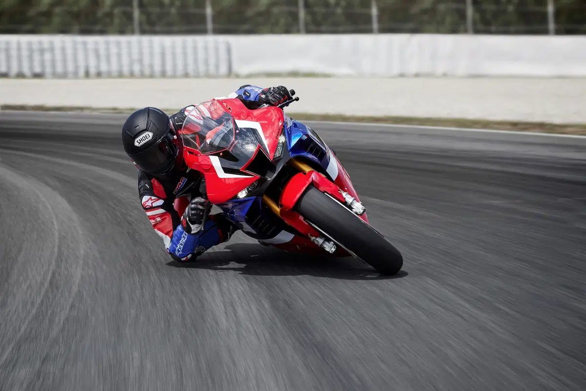 Marc Márquez e la Honda CBR1000RR-R SP: 'Ma è davvero una moto stradale?' (3)
