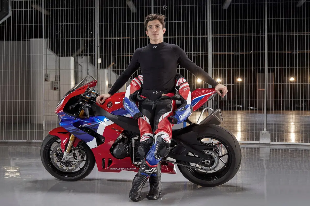 Marc M&aacute;rquez e la Honda CBR1000RR-R SP: "Ma &egrave; davvero una moto stradale?"
