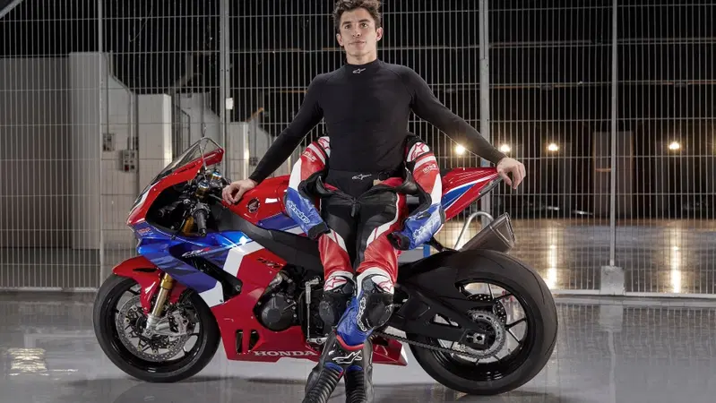 Marc M&aacute;rquez e la Honda CBR1000RR-R SP: "Ma &egrave; davvero una moto stradale?"