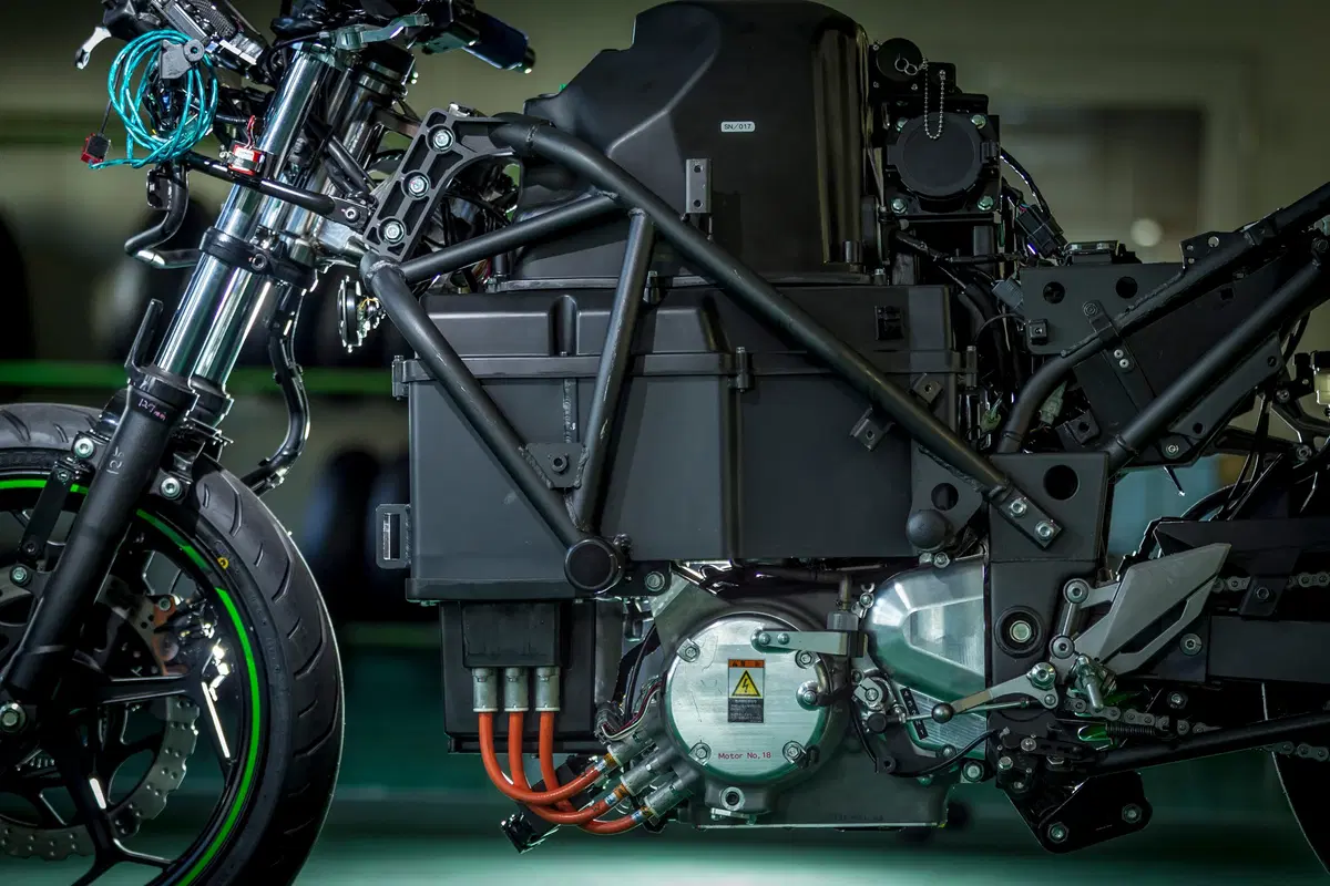 Kawasaki annuncia l'arrivo di una Ninja elettrica (10)