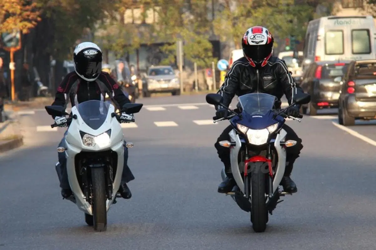 Honda CBR 250R VS Kawasaki Ninja 250R (3)