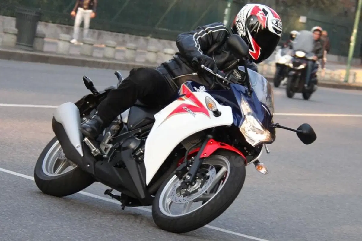 Honda CBR 250R VS Kawasaki Ninja 250R (4)