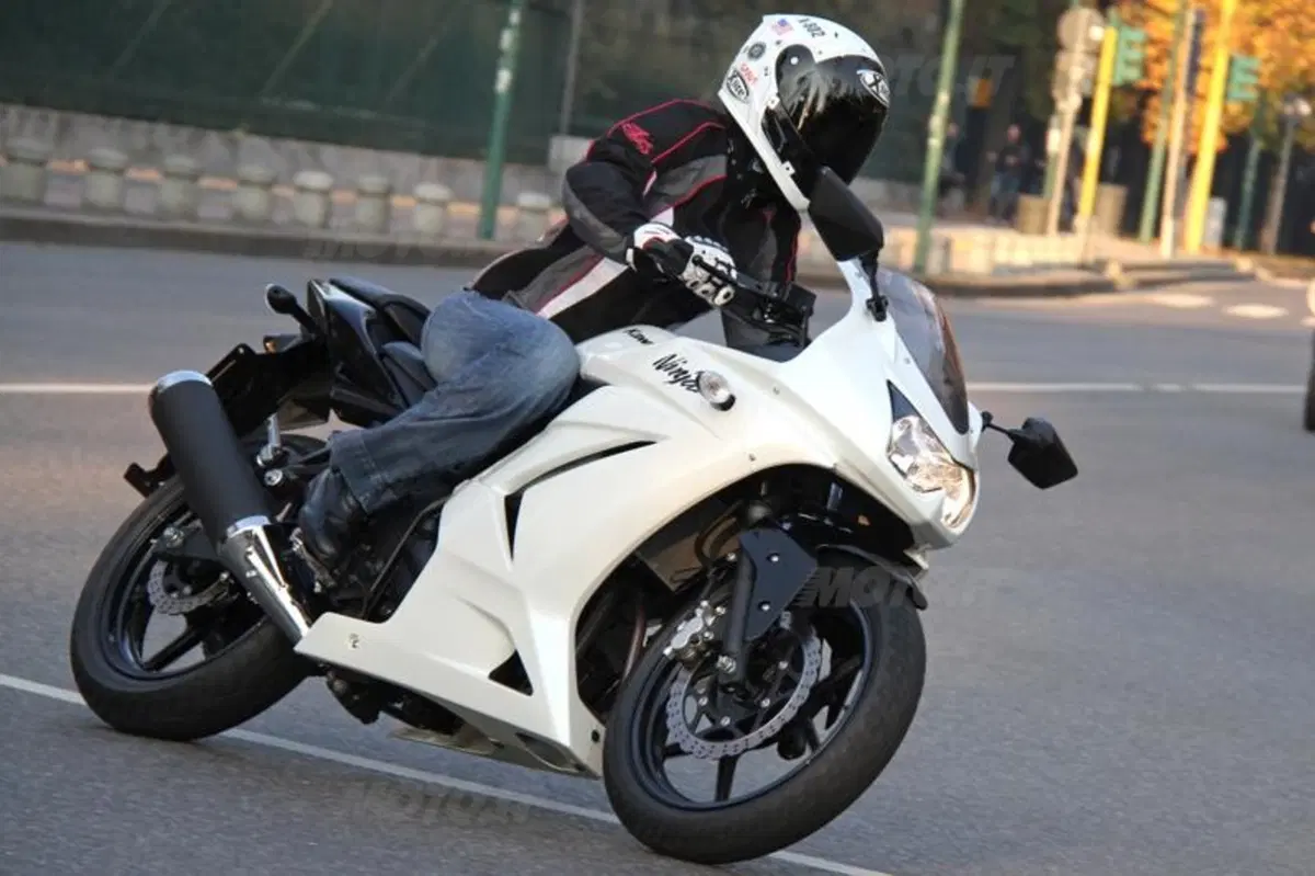 Honda CBR 250R VS Kawasaki Ninja 250R (5)