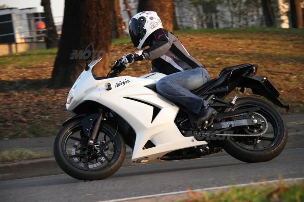 Honda CBR 250R VS Kawasaki Ninja 250R (7)