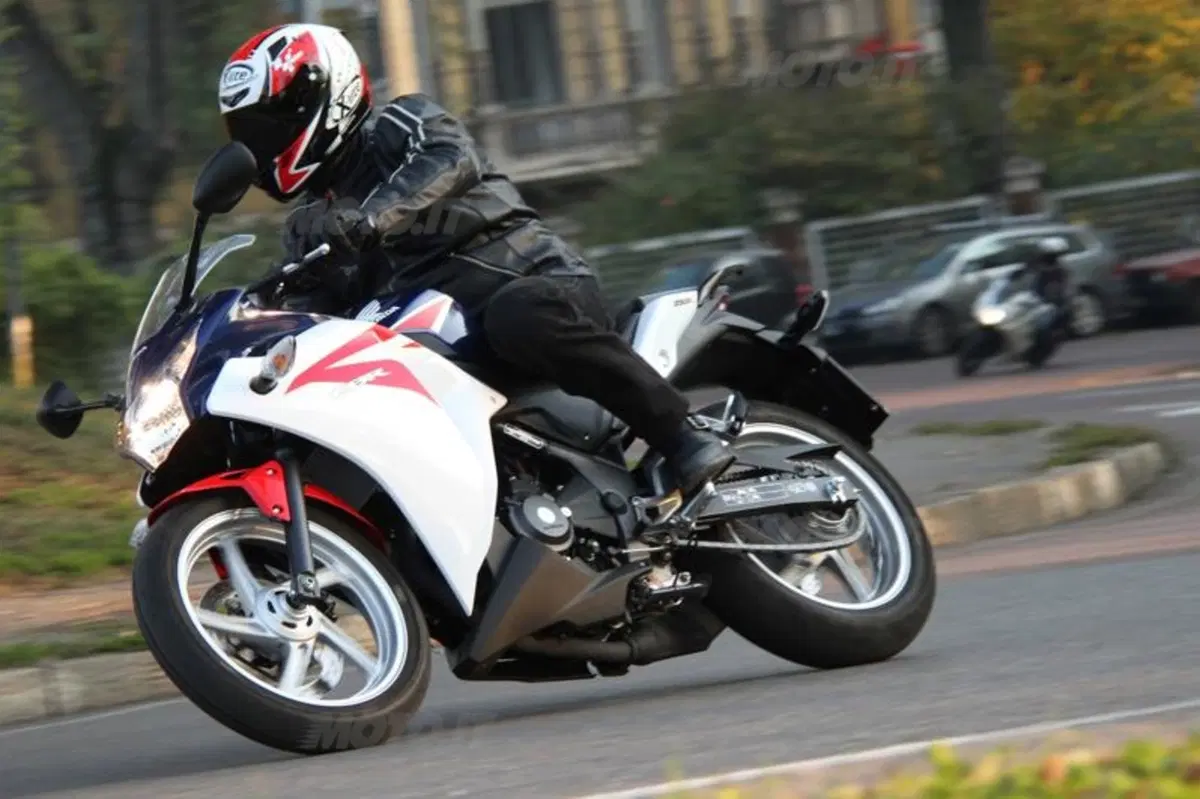 Honda CBR 250R VS Kawasaki Ninja 250R (8)