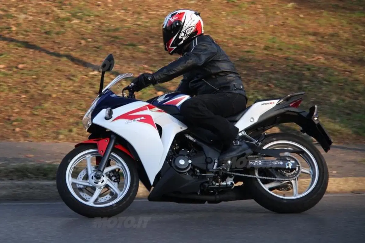 Honda CBR 250R VS Kawasaki Ninja 250R (10)