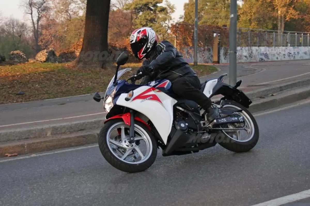Honda CBR 250R VS Kawasaki Ninja 250R (13)