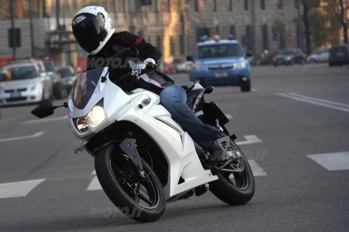 Honda CBR 250R VS Kawasaki Ninja 250R (14)
