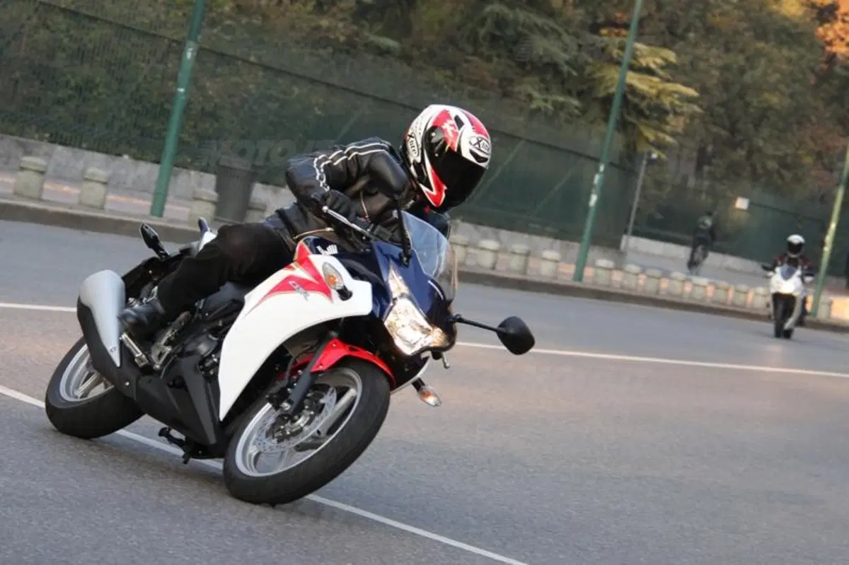 Honda CBR 250R VS Kawasaki Ninja 250R (16)