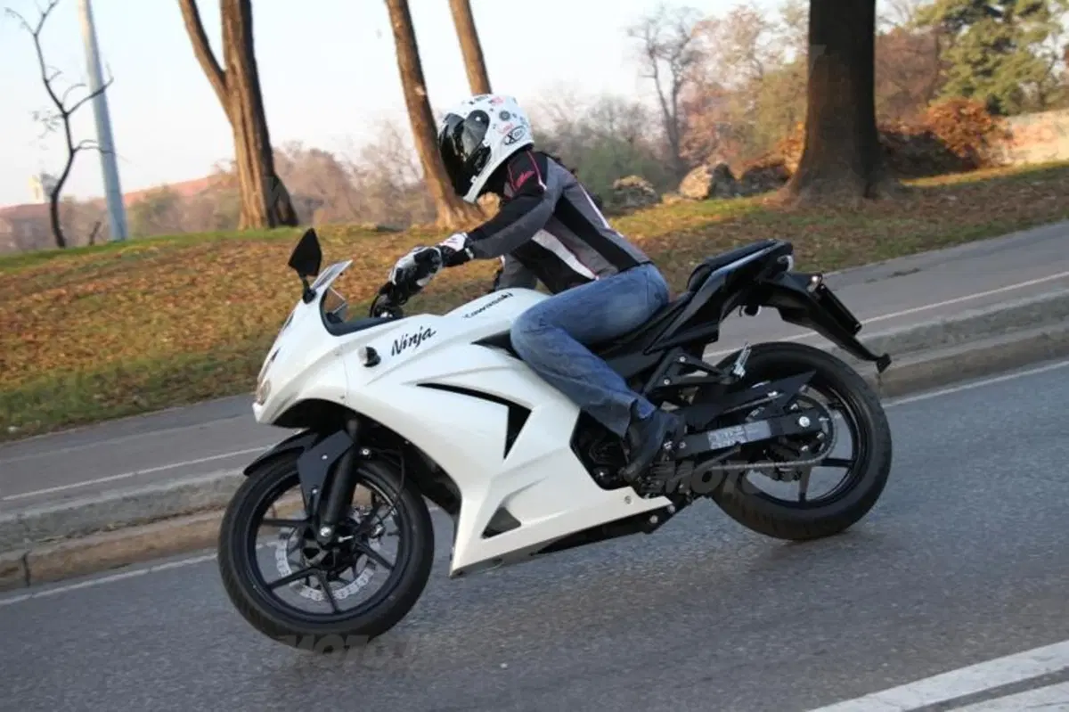 Honda CBR 250R VS Kawasaki Ninja 250R (18)