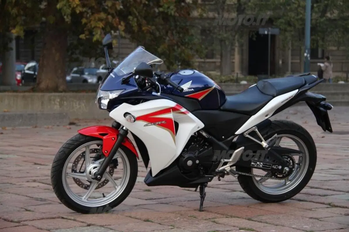 Honda CBR 250R VS Kawasaki Ninja 250R (23)